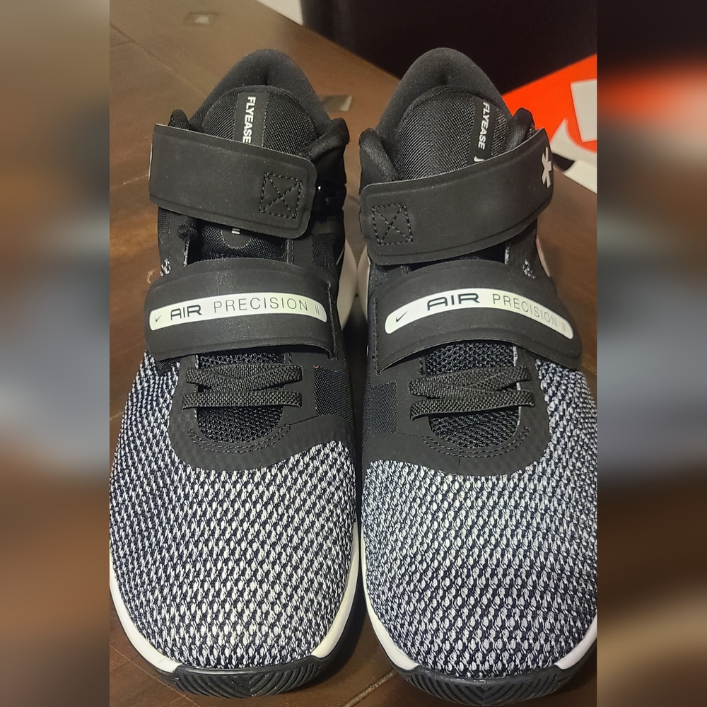 Nike Air Precision II Flyease Size 9.5 Wide (4E)